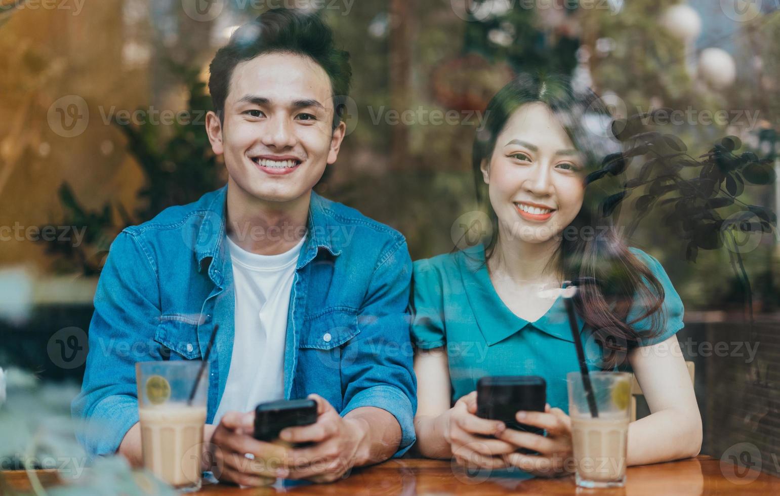 jong Aziatisch stel dating bij coffeeshop foto