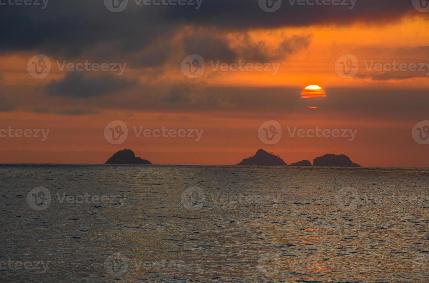 zonsondergang op het strand van ipanema foto