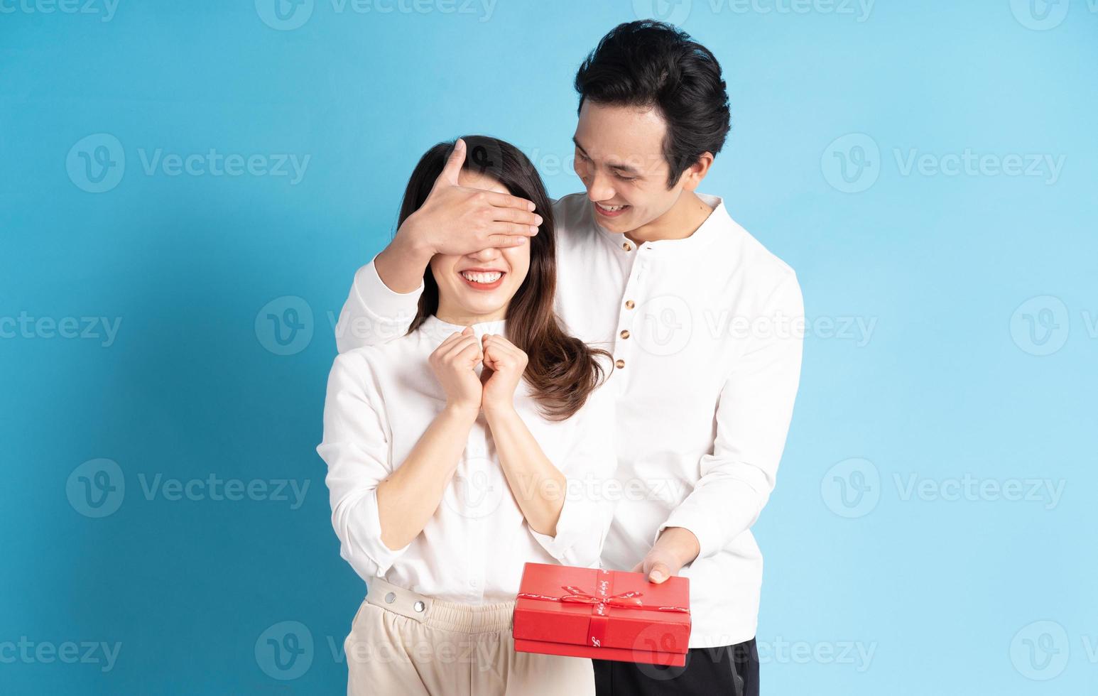 Aziatische vriend geeft cadeaus aan zijn vriendin op Valentijnsdag foto
