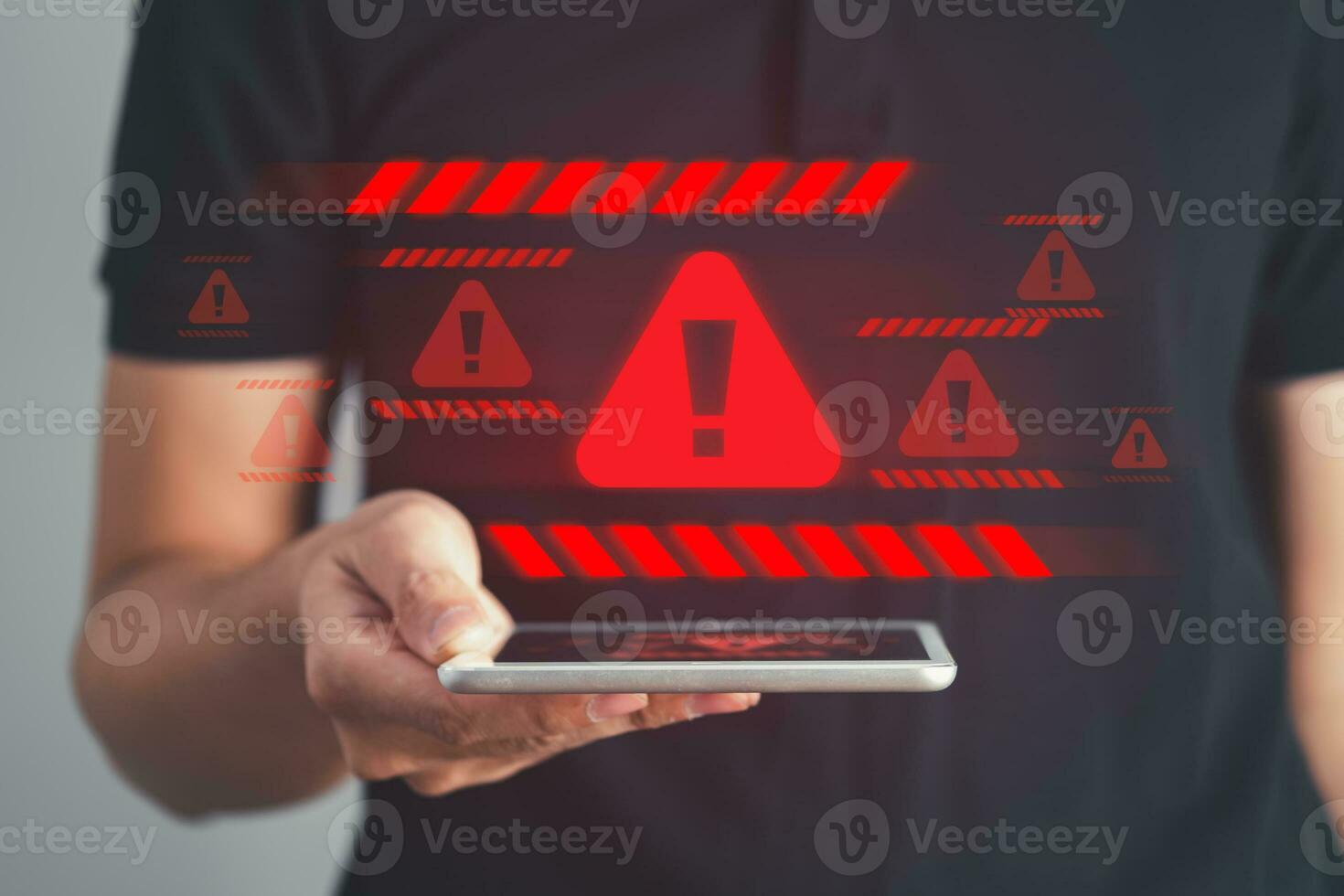 zakenman richten downloaden knop met rood waarschuwing alarm systeem gehackt scherm. systeem alarm voor virus, spam, oplichting en phishing. cyber veiligheid, gegevens veiligheid systeem concept. foto