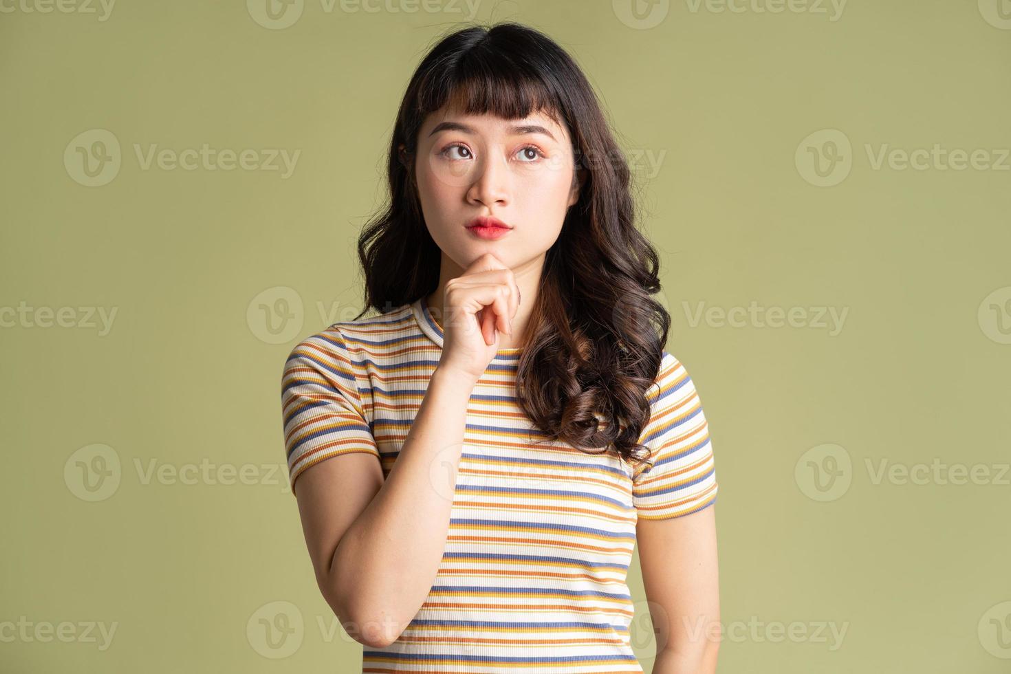jonge mooie aziatische vrouw die zich voordeed op de achtergrond foto