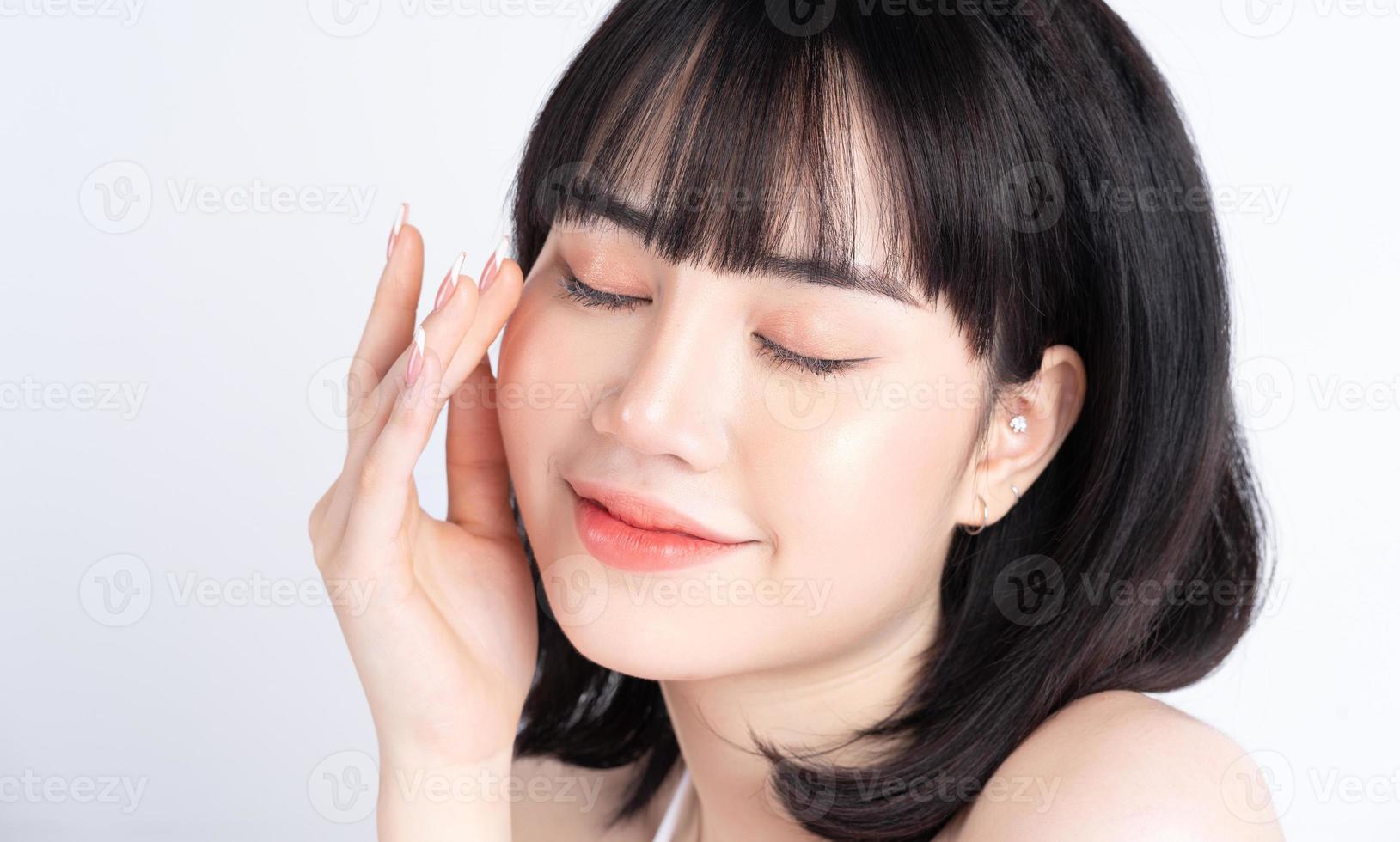 aantrekkelijke jonge Aziatische vrouw met frisse huid. gezichtsverzorging, gezichtsbehandeling, vrouw schoonheid huid geïsoleerd op een witte achtergrond. cosmetologie, schoonheidshuid en cosmetisch concept foto