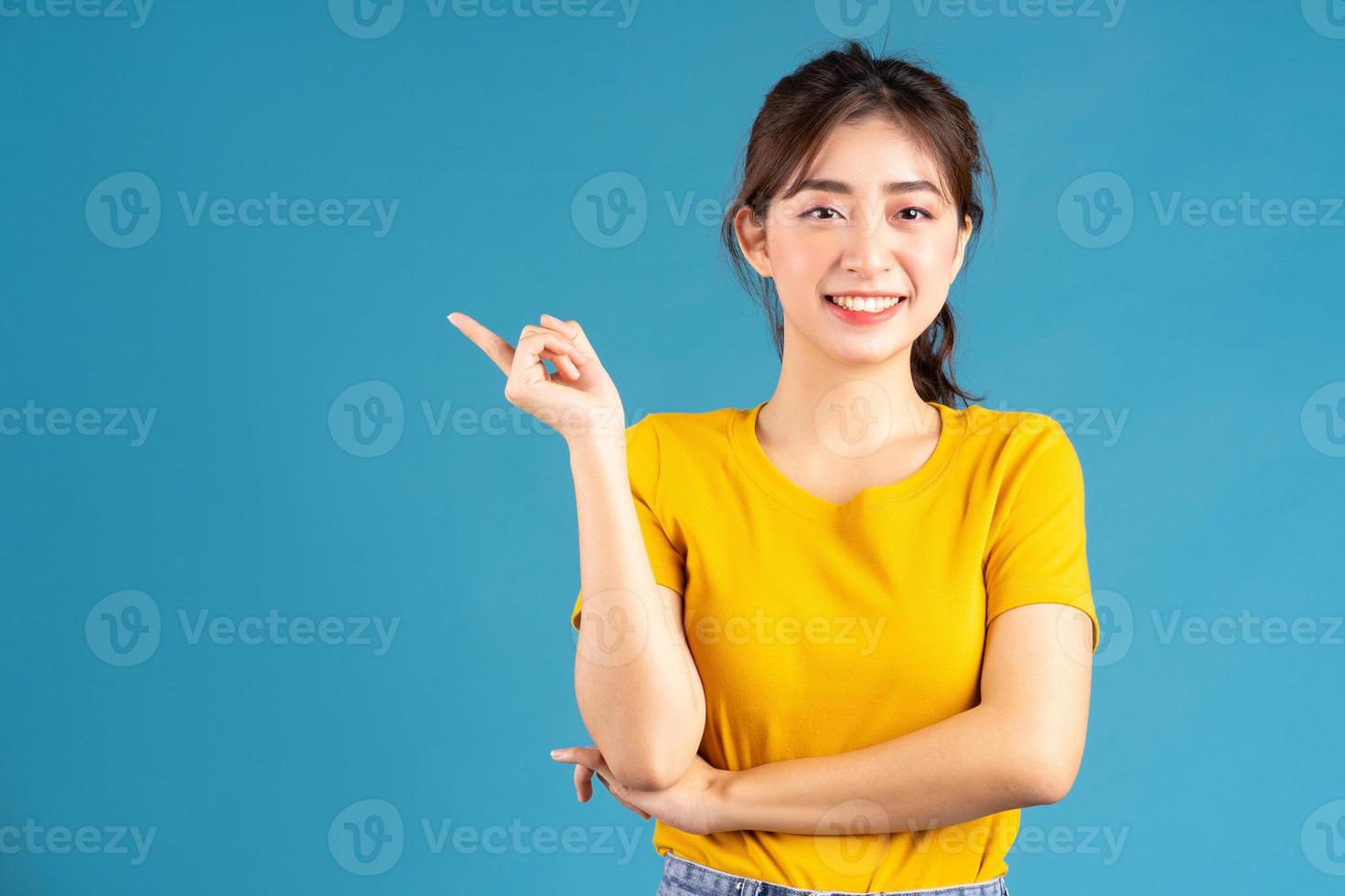 jong Aziatisch meisje poseren op blauwe achtergrond foto