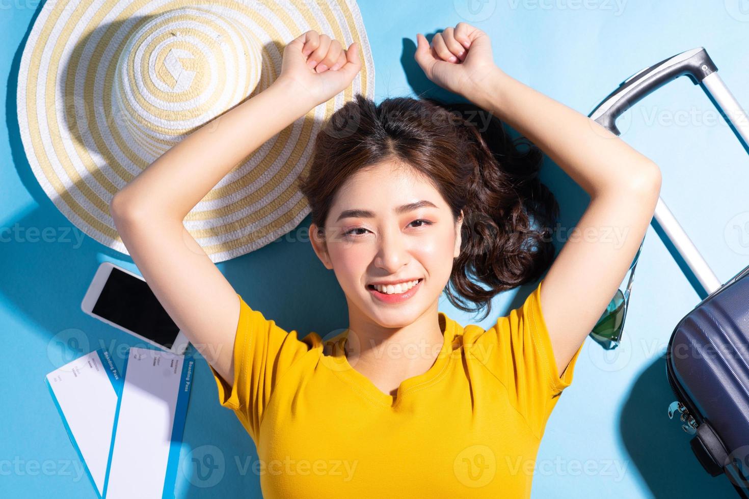 jonge Aziatische vrouw op blauwe achtergrond, zomer en reisconcept travel foto