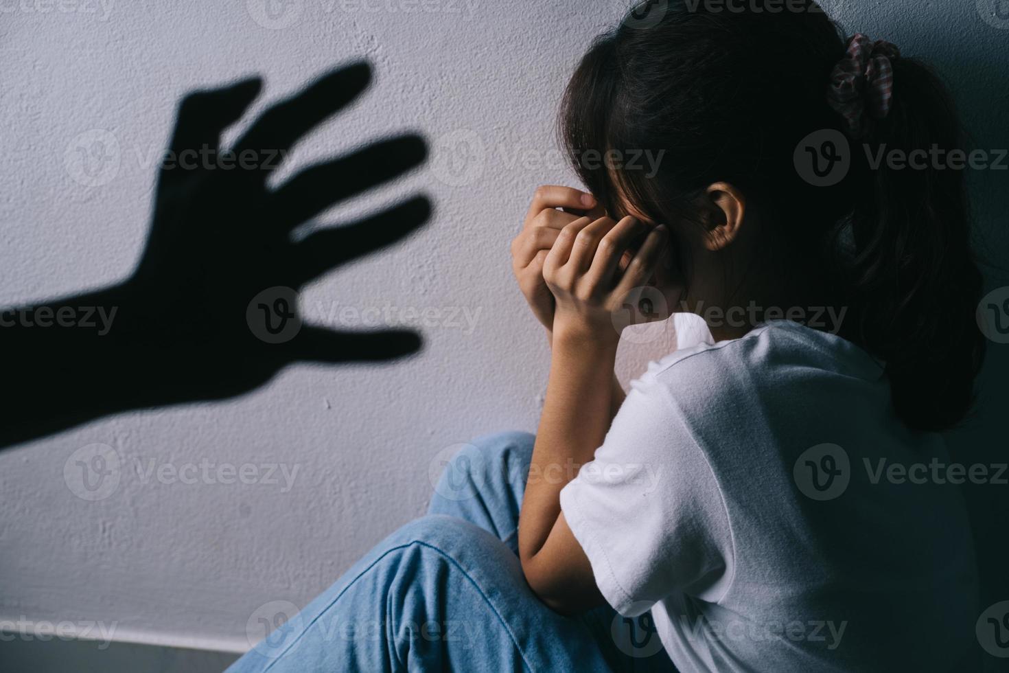 Aziatische vrouw knuffelt haar gezicht en huilt vanwege het geweld van haar vriend foto