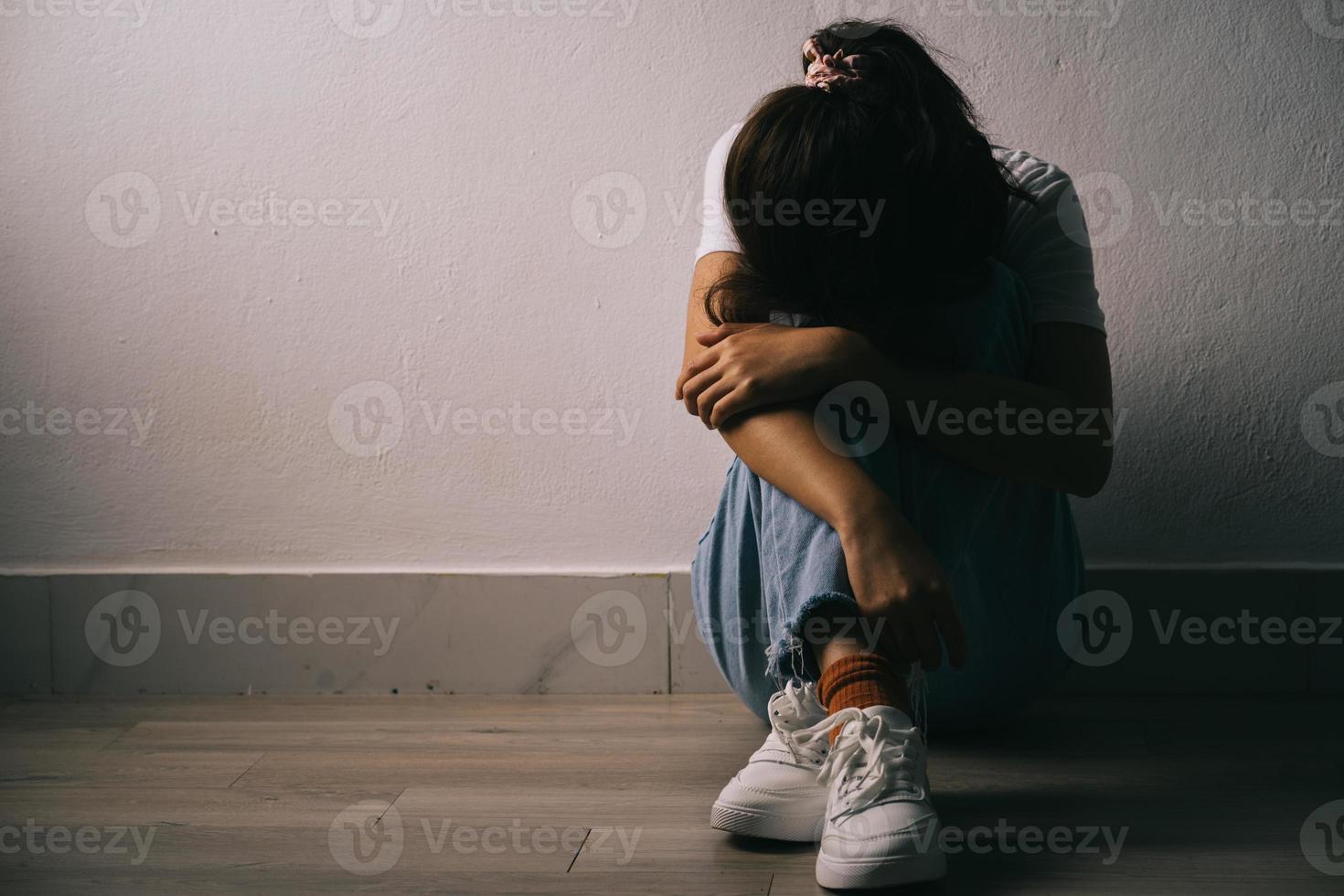 het jonge Aziatische meisje huilt omdat ze veel druk in haar leven heeft foto