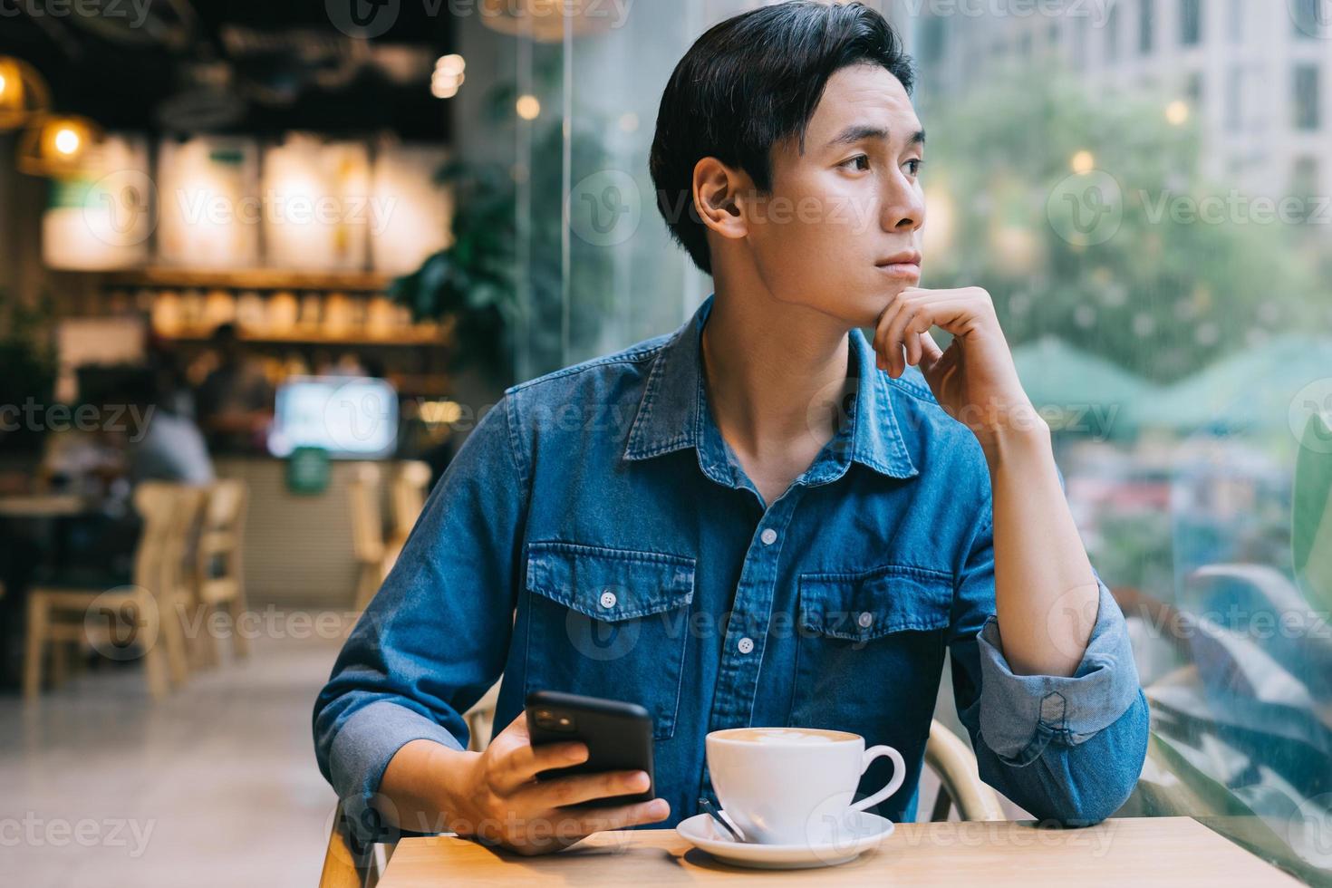 Aziatische man aan het werk in café in het weekend foto