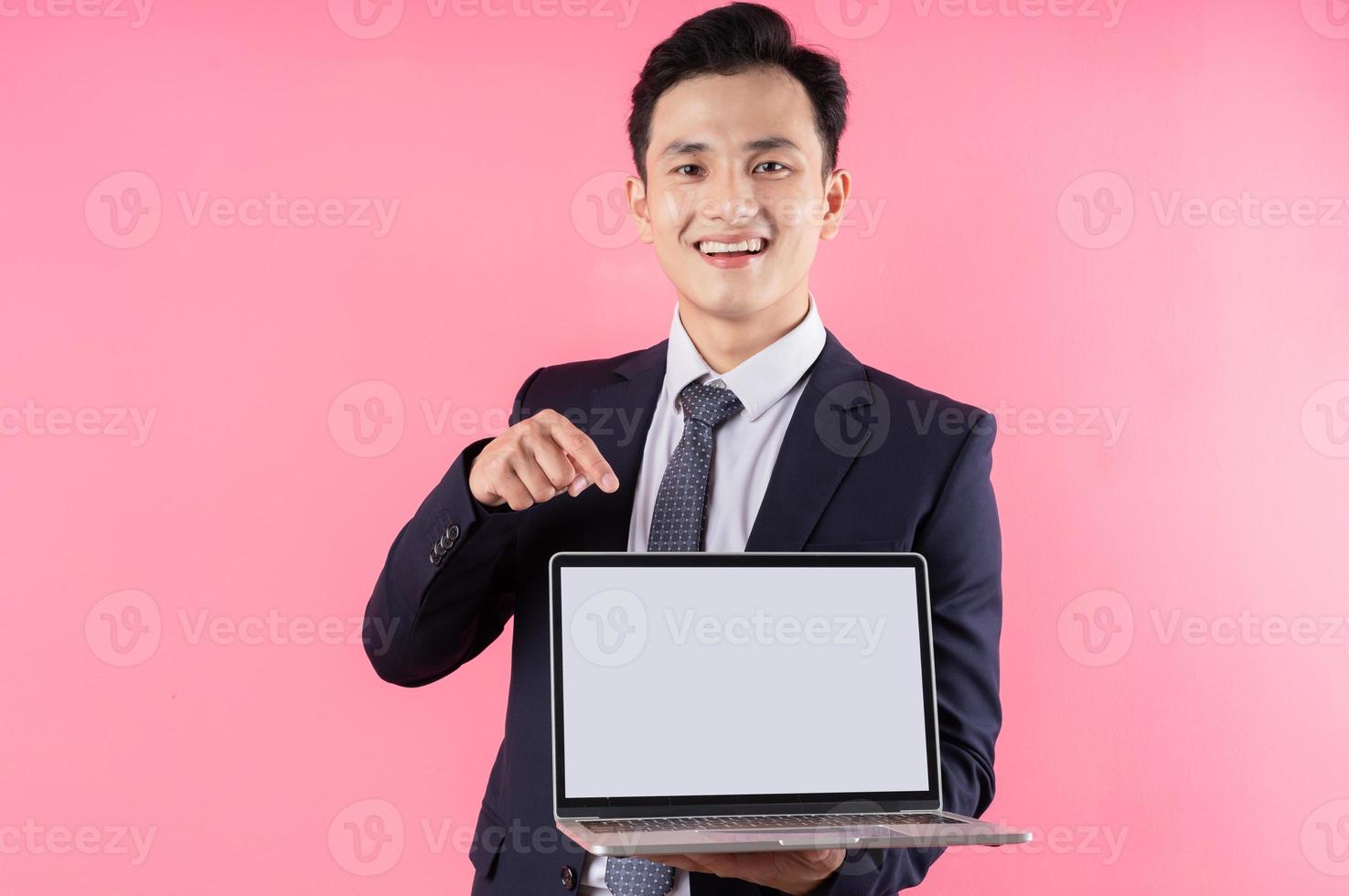 afbeelding van jonge Aziatische zakenman op roze achtergrond foto