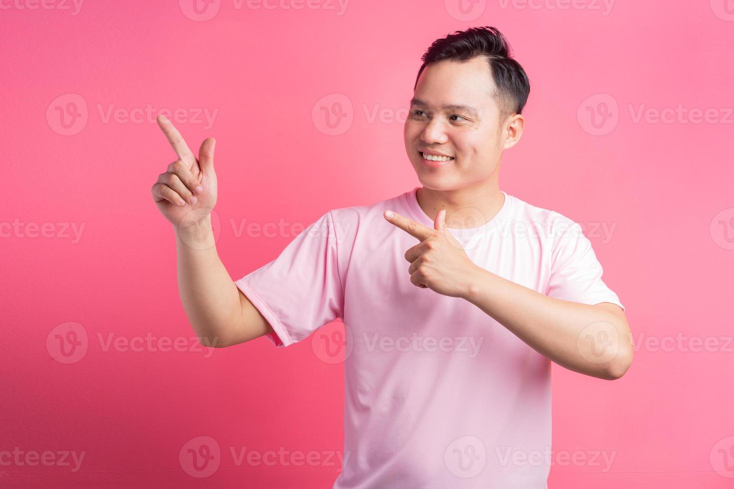 de Aziatische man wees met zijn hand opzij foto