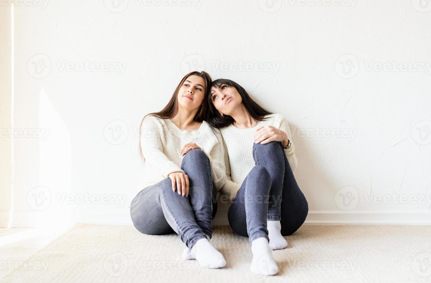 twee vrouwelijke beste vrienden die thuis samen zitten foto