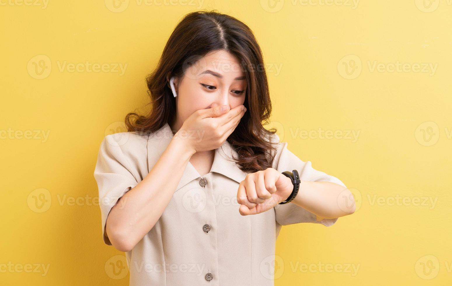 Aziatische zakenvrouw die smartband op haar hand draagt om de verbranding van calorieën bij te houden foto