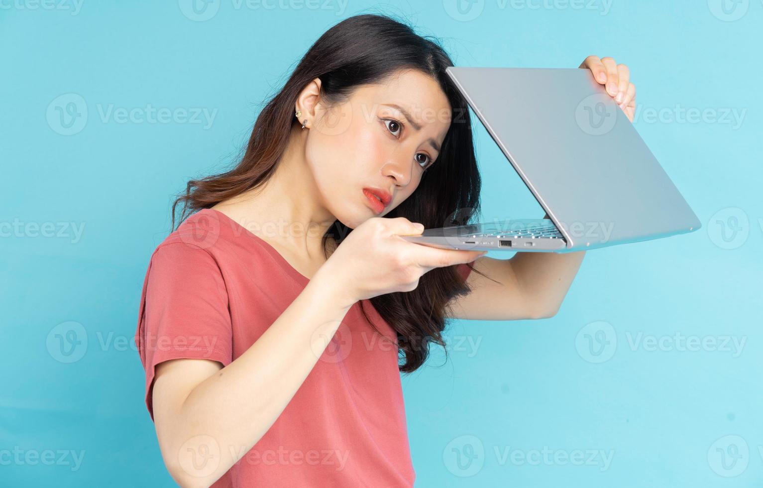 de mooie Aziatische vrouw opende langzaam haar laptop foto