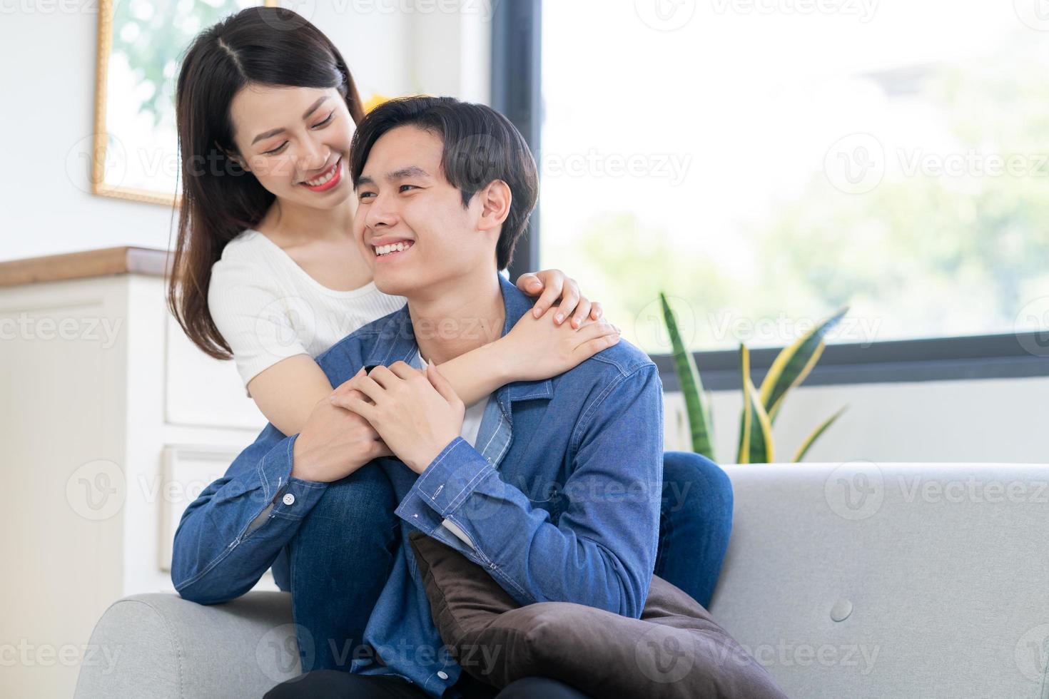 jong Aziatisch paar dat gelukkig kletst foto