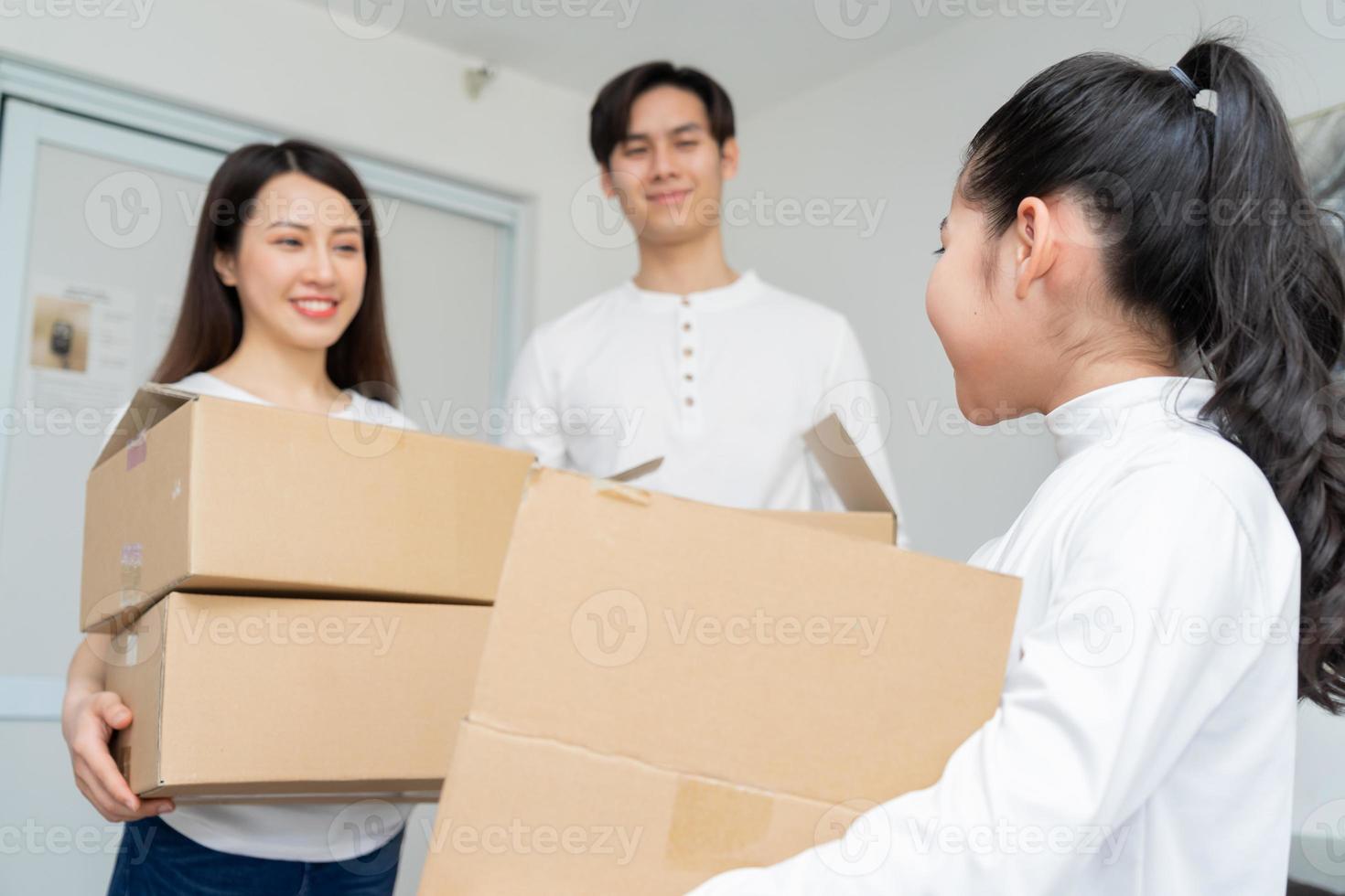 jonge Aziatische gezinnen verhuizen samen naar een nieuw huis foto