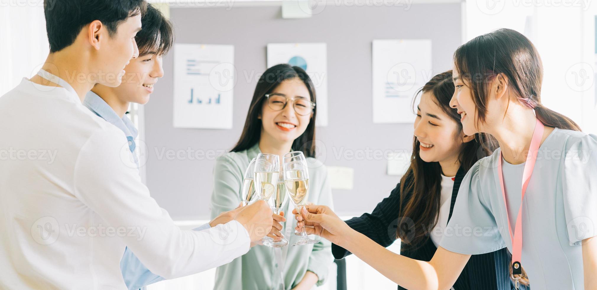 groep zakenmensen die het succes van het project bij het bedrijf vieren, eindejaarsfeest, gelukkig nieuwjaar foto