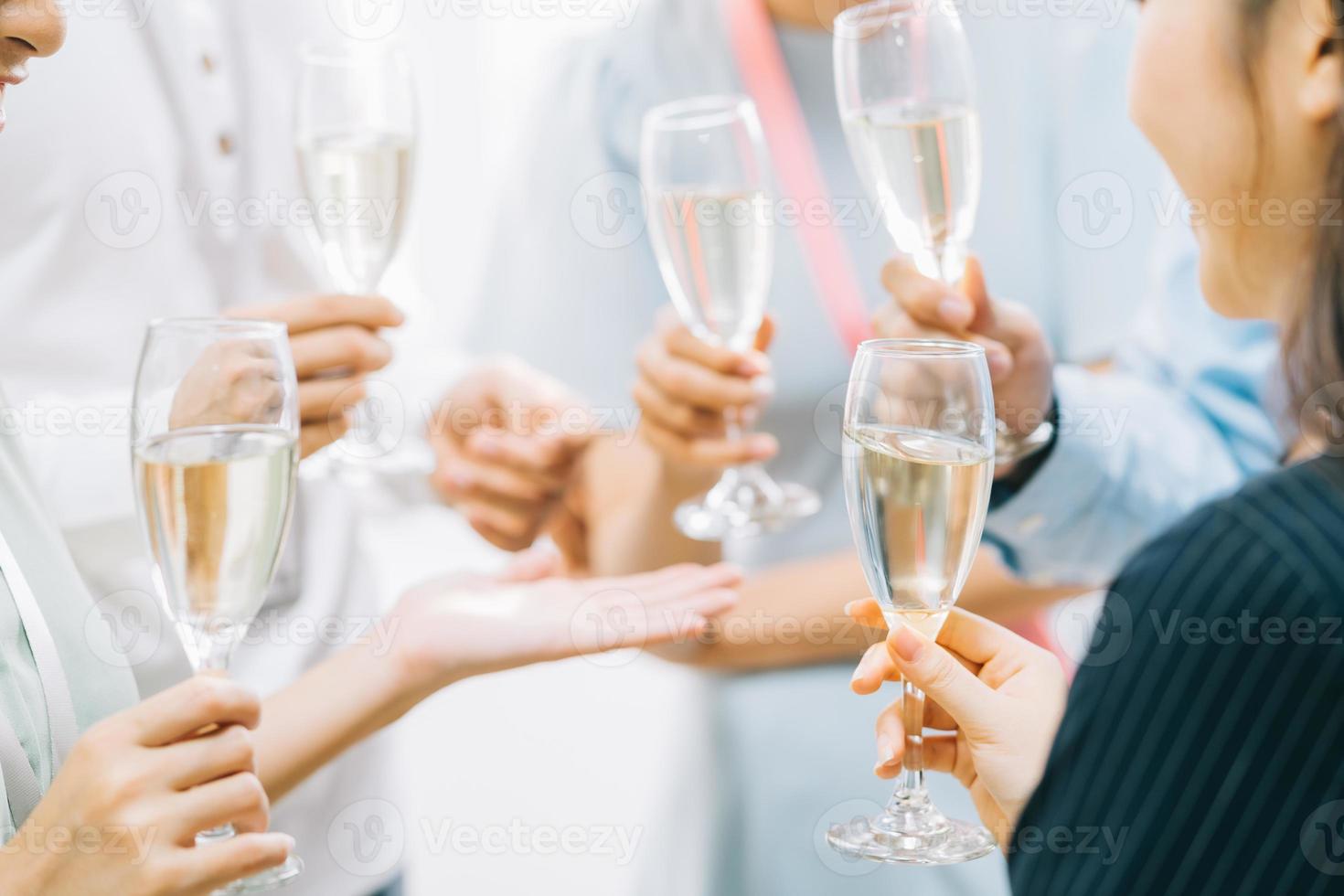 groep Aziatische zakenmensen proosten samen en kletsen op een bedrijfsfeest foto