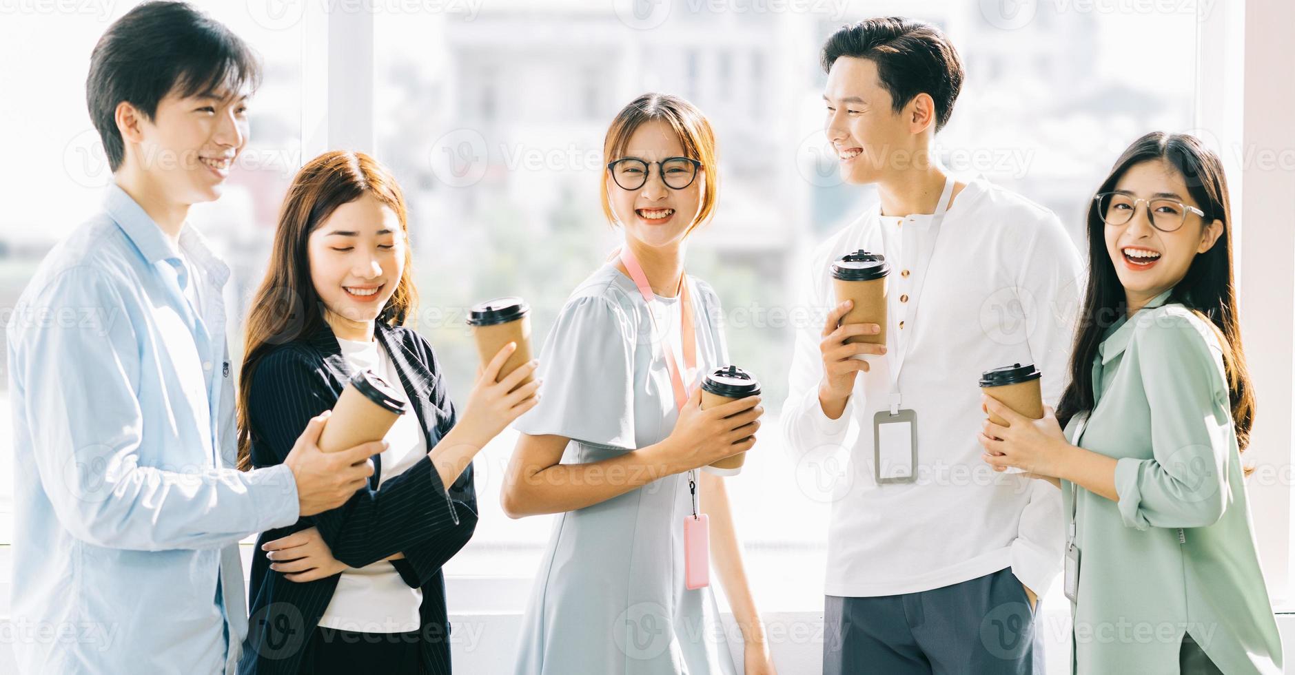 groep zakenmensen kletst en drinkt koffie tijdens de pauze foto