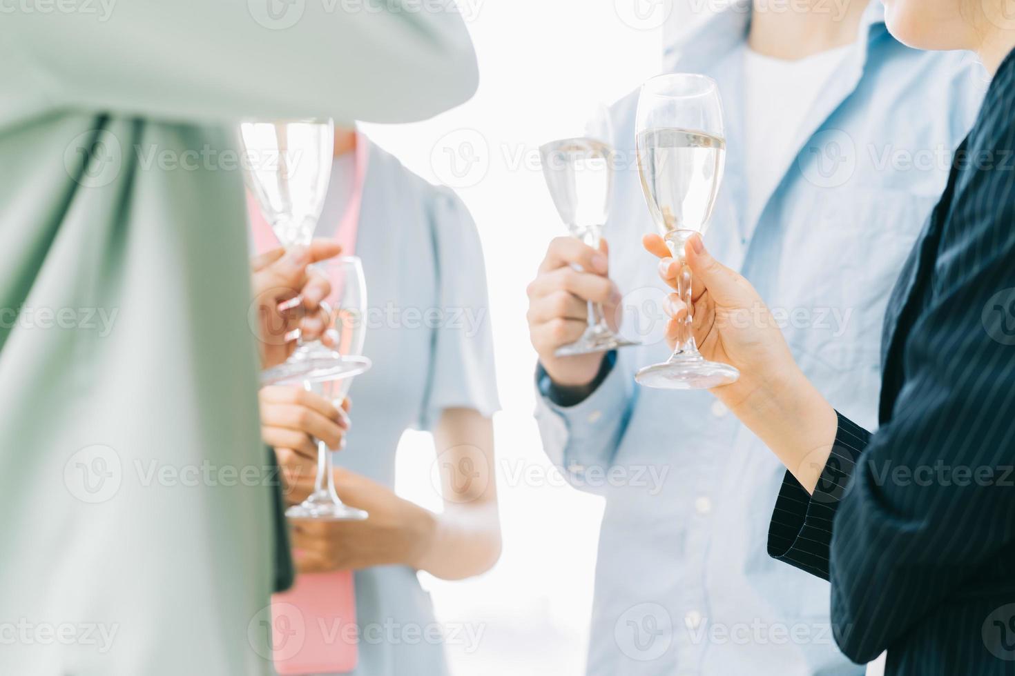 groep Aziatische zakenmensen proosten samen en kletsen op een bedrijfsfeest foto