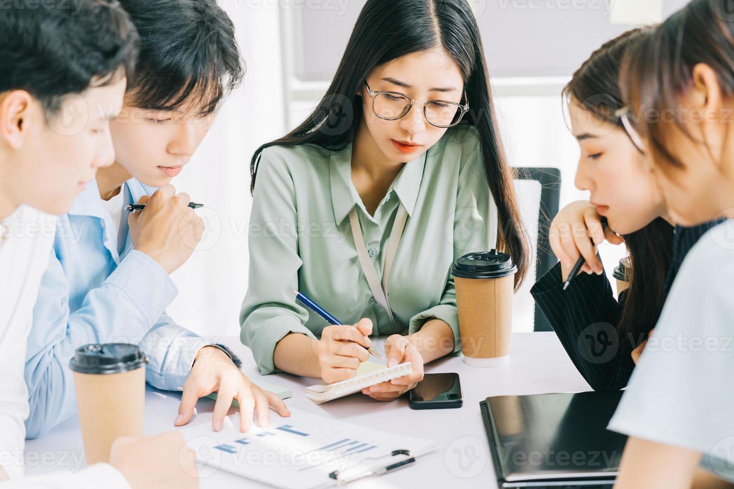 de business teamleden bespreken samen de plannen voor volgende maand next foto