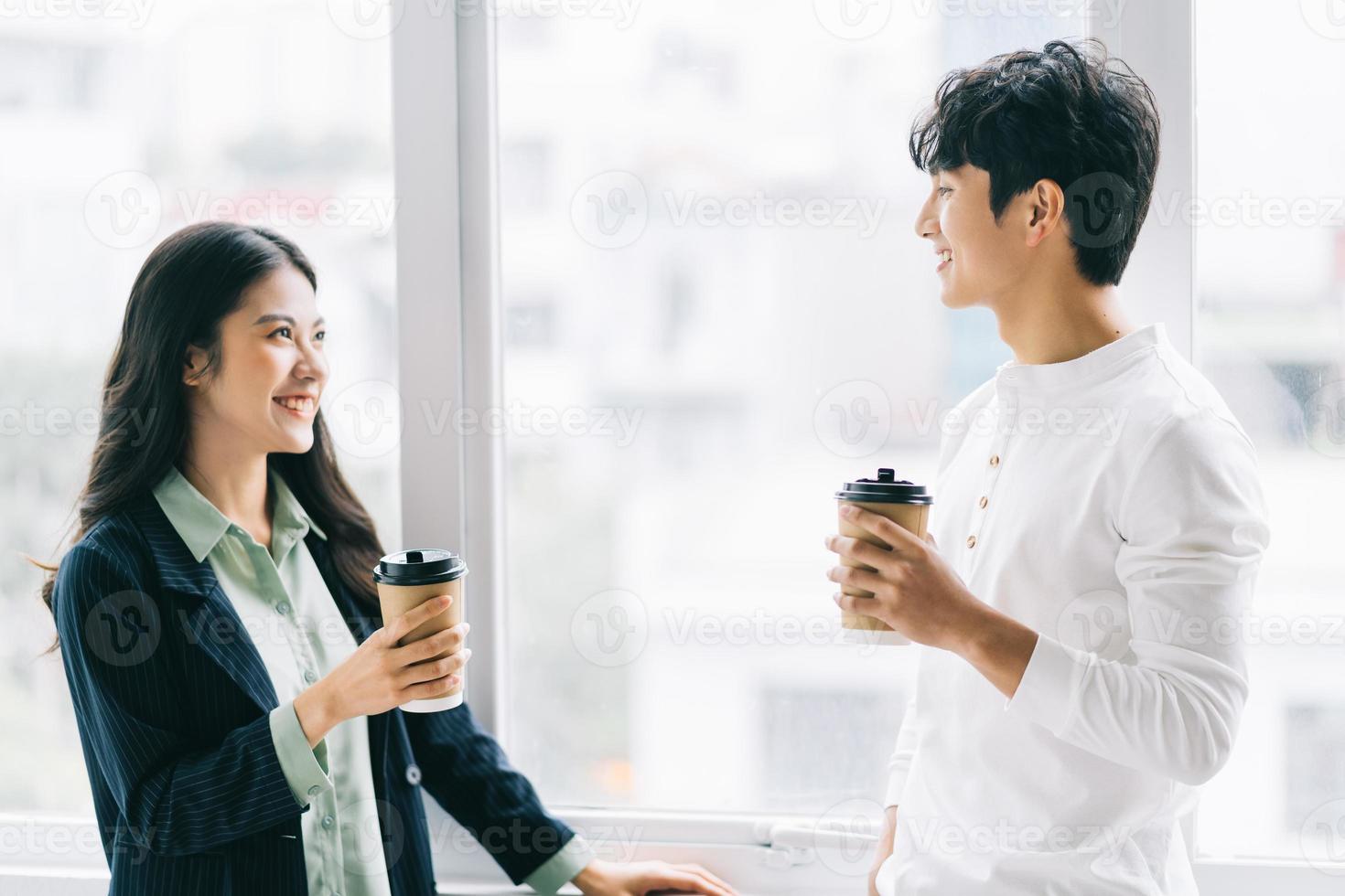 zakenman en zakenvrouw bespreken elkaar tijdens de lunchpauze foto