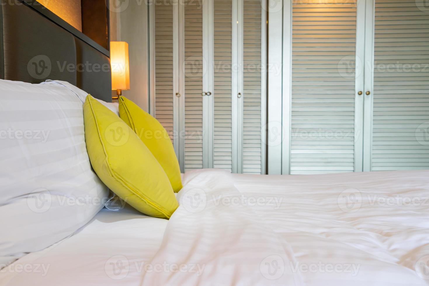 comfortabele kussendecoratie op bed in hotelslaapkamer foto