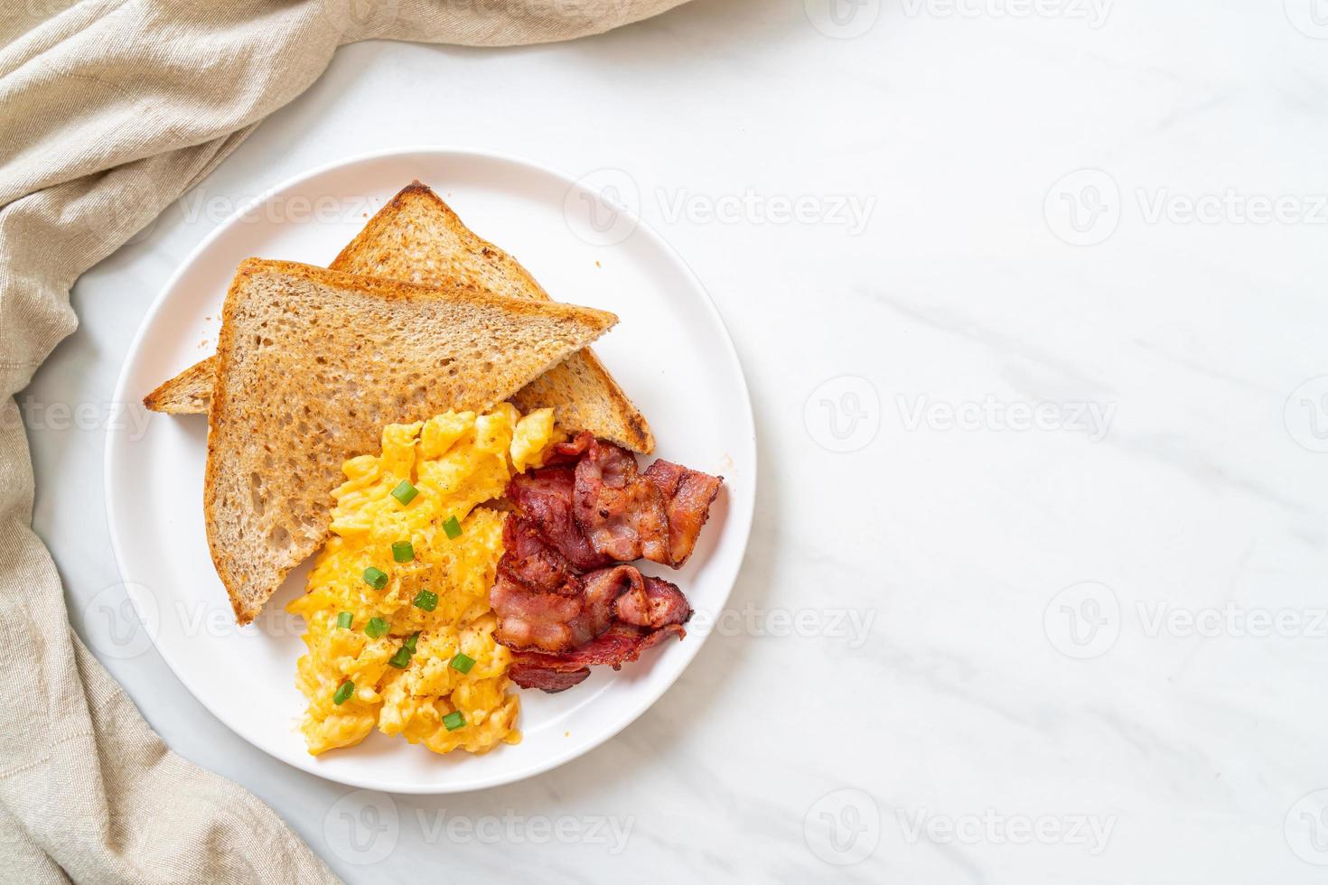 roerei met geroosterd brood en spek als ontbijt foto