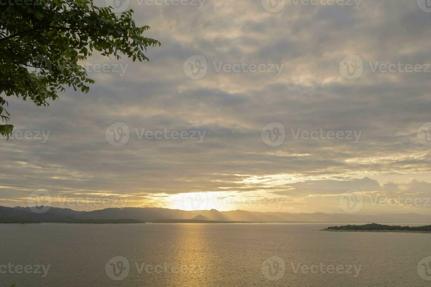 reizen voor mooi natuur meer zonsondergang, kom tot rust vakantie met landschap lucht en avond zonlicht, kalmte buitenshuis vakantie water reflectie met wolk visie achtergrond, vredig kalmte horizon berg foto