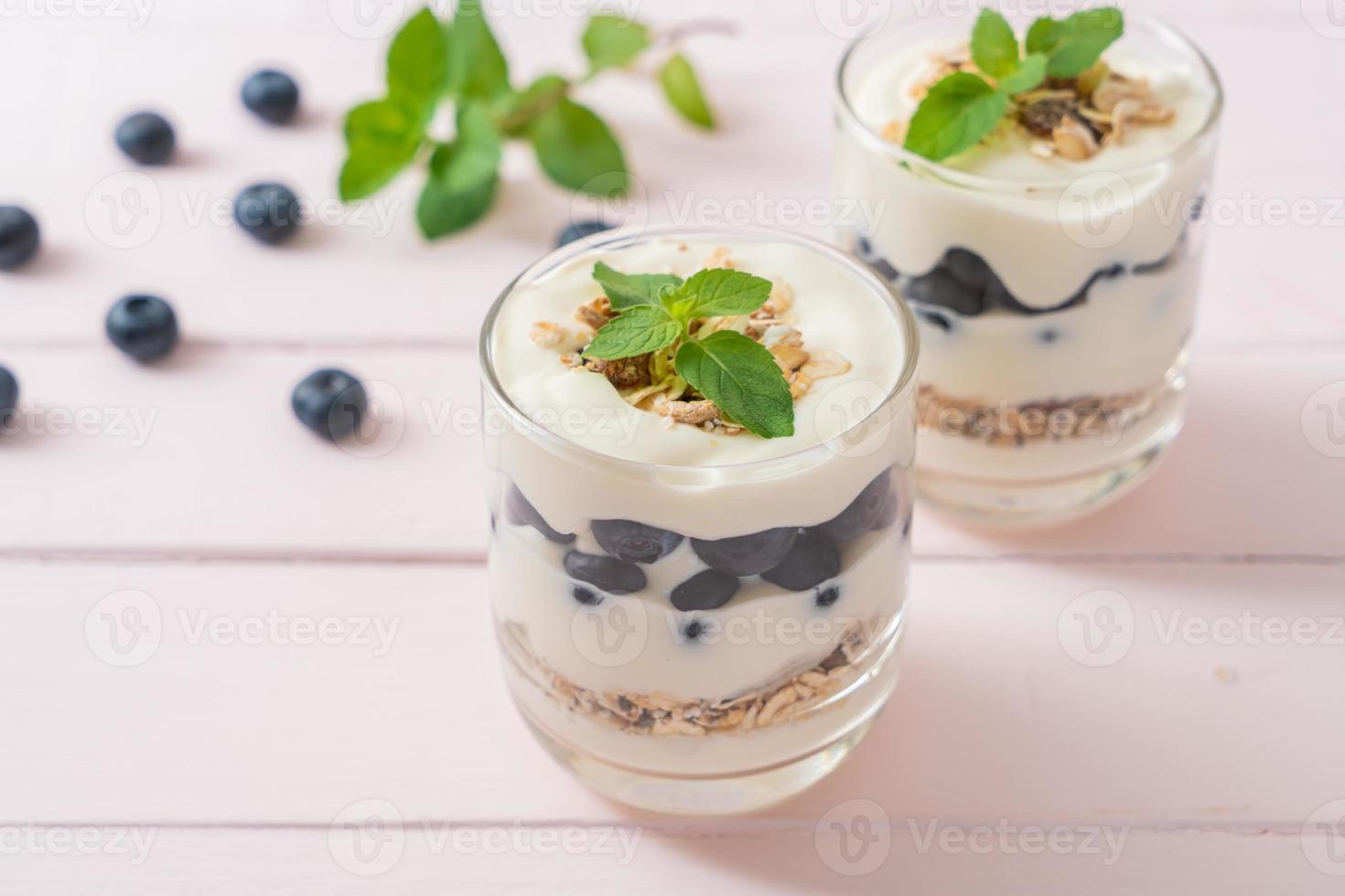 verse bosbessen en yoghurt met muesli - gezonde voedingsstijl foto