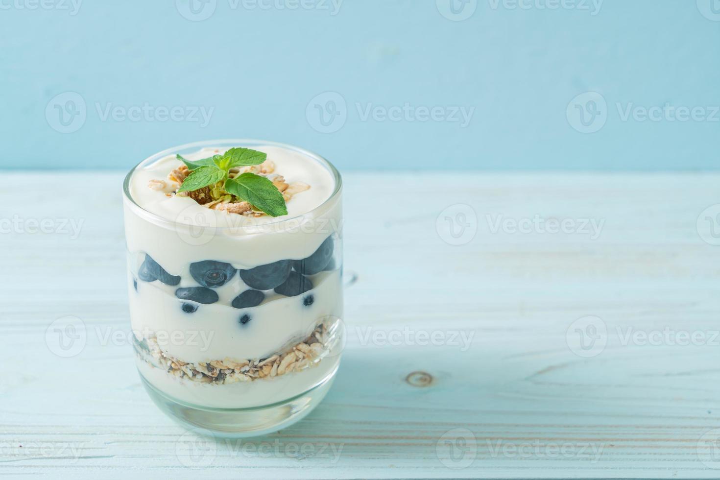 verse bosbessen en yoghurt met muesli - gezonde voedingsstijl foto