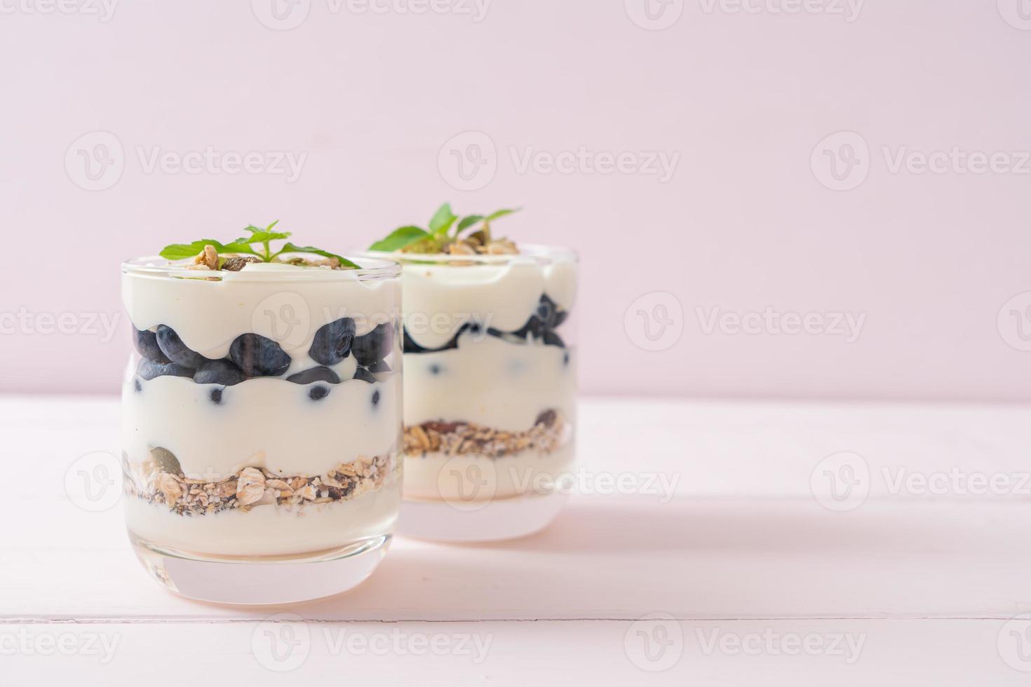 verse bosbessen en yoghurt met muesli - gezonde voedingsstijl foto