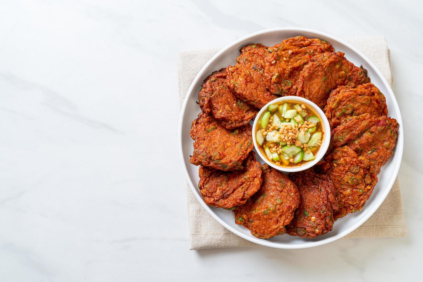 gefrituurde balletjes met vispasta of gefrituurde viskoek - Aziatisch eten foto