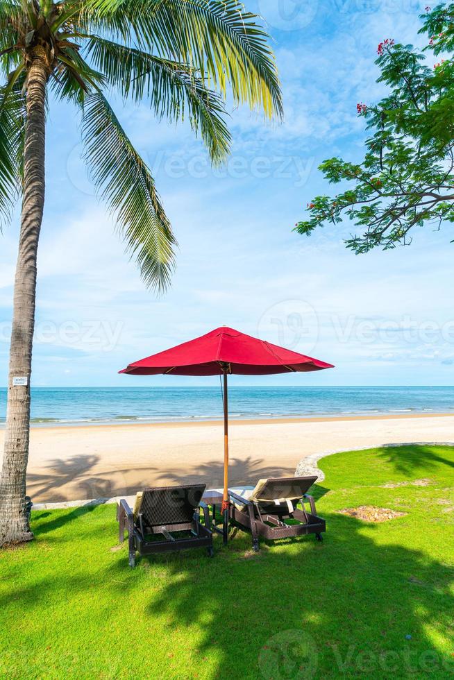 paraplu en stoelen met uitzicht op zee, oceaan in hotelresort voor vakantie, vakantie, reisconcept foto