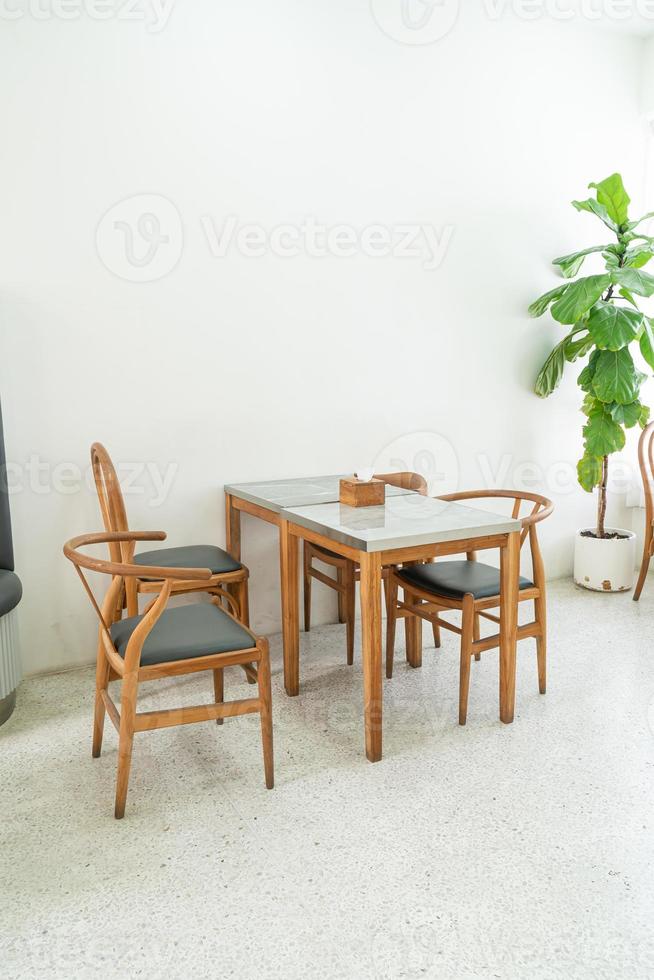 lege tafel en stoel in een coffeeshop en café-restaurant foto