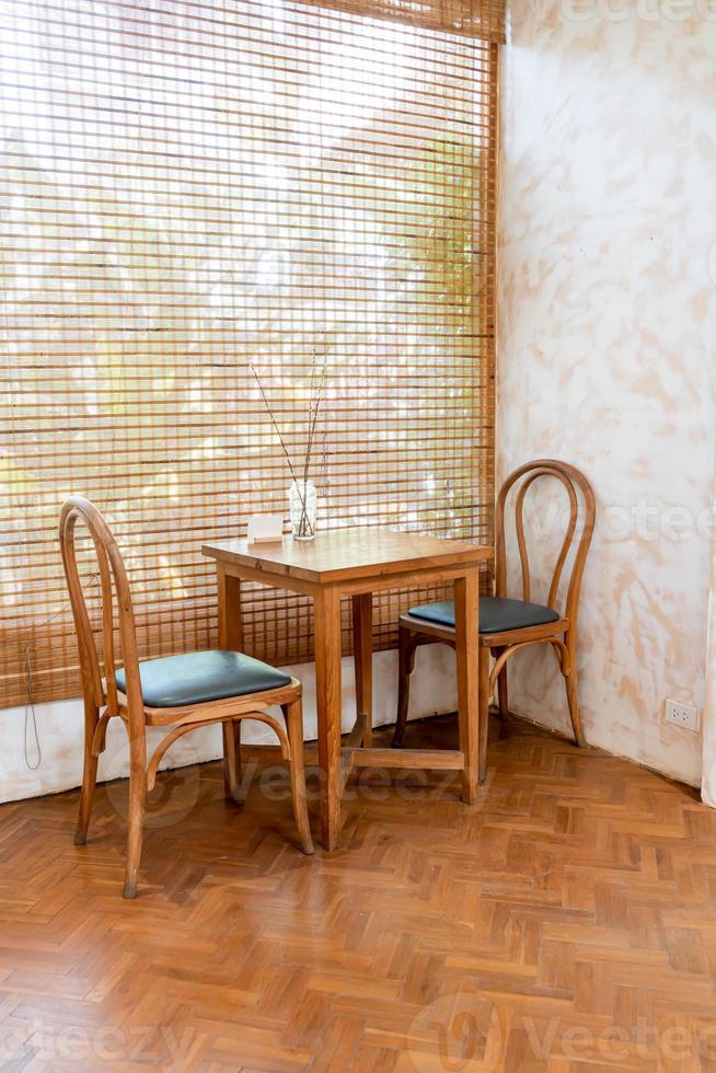 lege tafel en stoel in een coffeeshop en café-restaurant foto