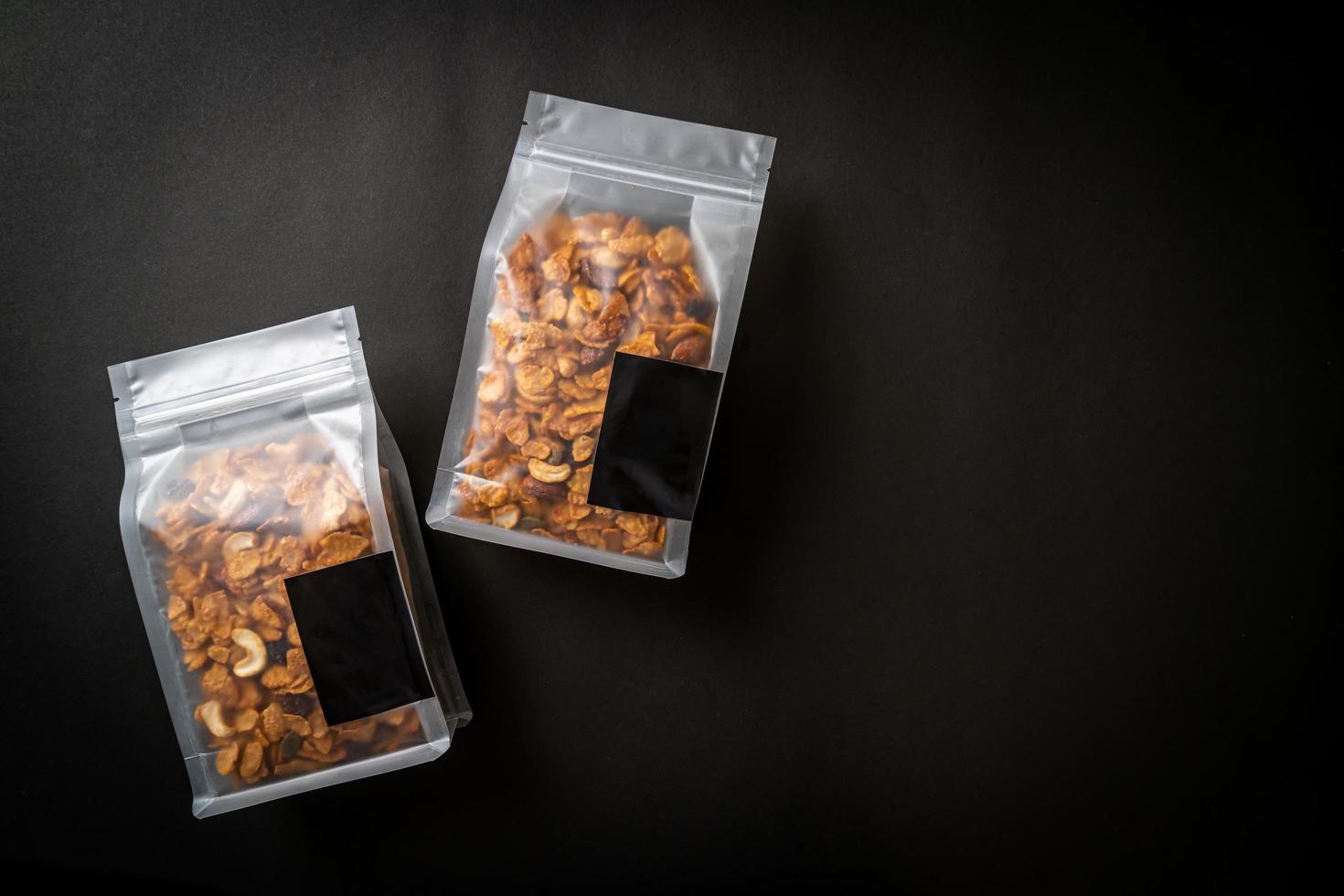 granen cornflakes van cashewnoot, amandel, pompoenpitten en zonnebloempitten - gezond meergranenvoer foto