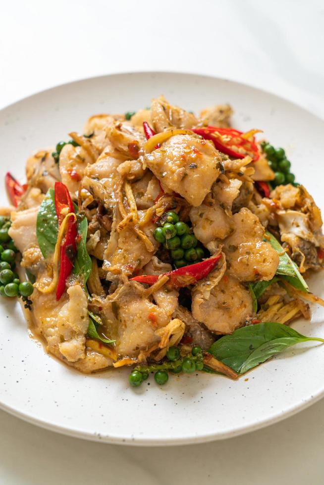 roergebakken heilige basilicum met vis en kruiden - Aziatisch eten food foto