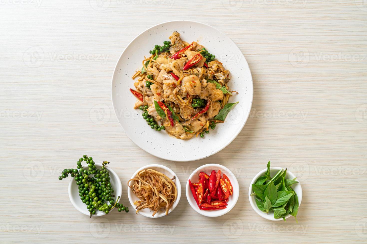 roergebakken heilige basilicum met vis en kruiden - Aziatisch eten food foto