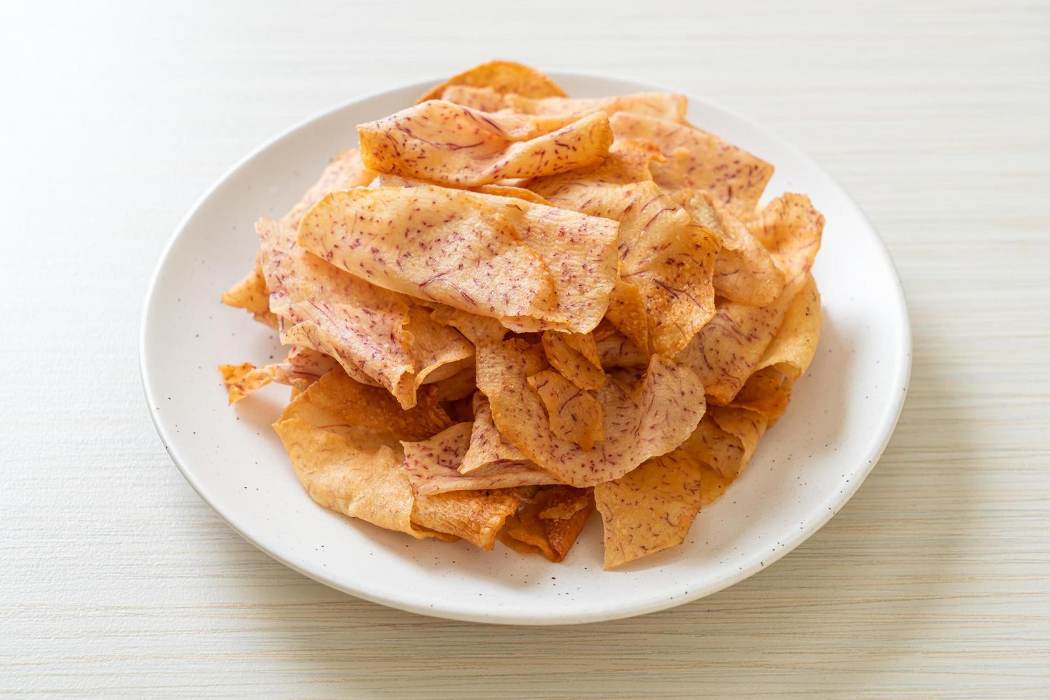 knapperige taro-chips - gebakken of gebakken gesneden taro foto