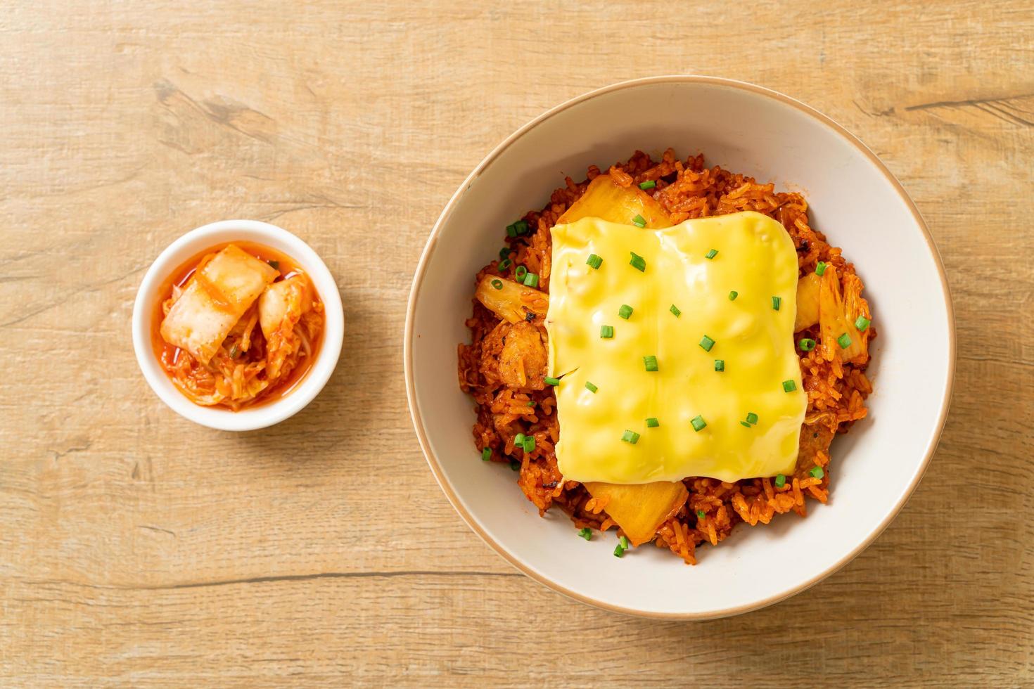 kimchi gebakken rijst met varkensvlees en gegarneerde kaas - Aziatische en fusion food-stijl foto