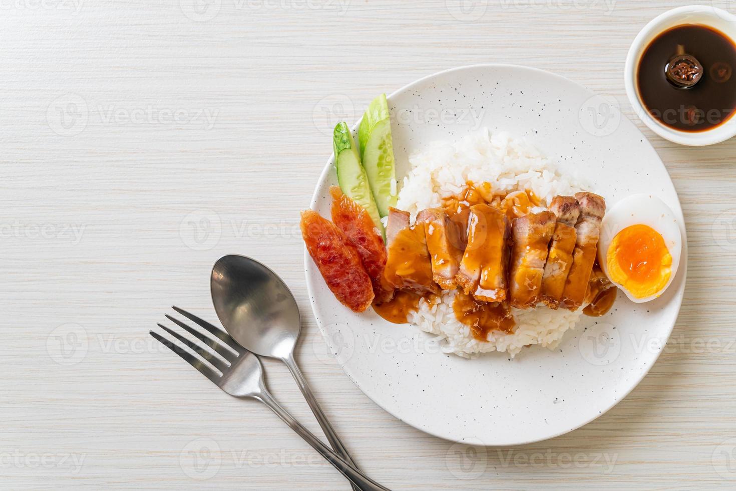 krokant buikspek op rijst met rode barbecuesaus foto