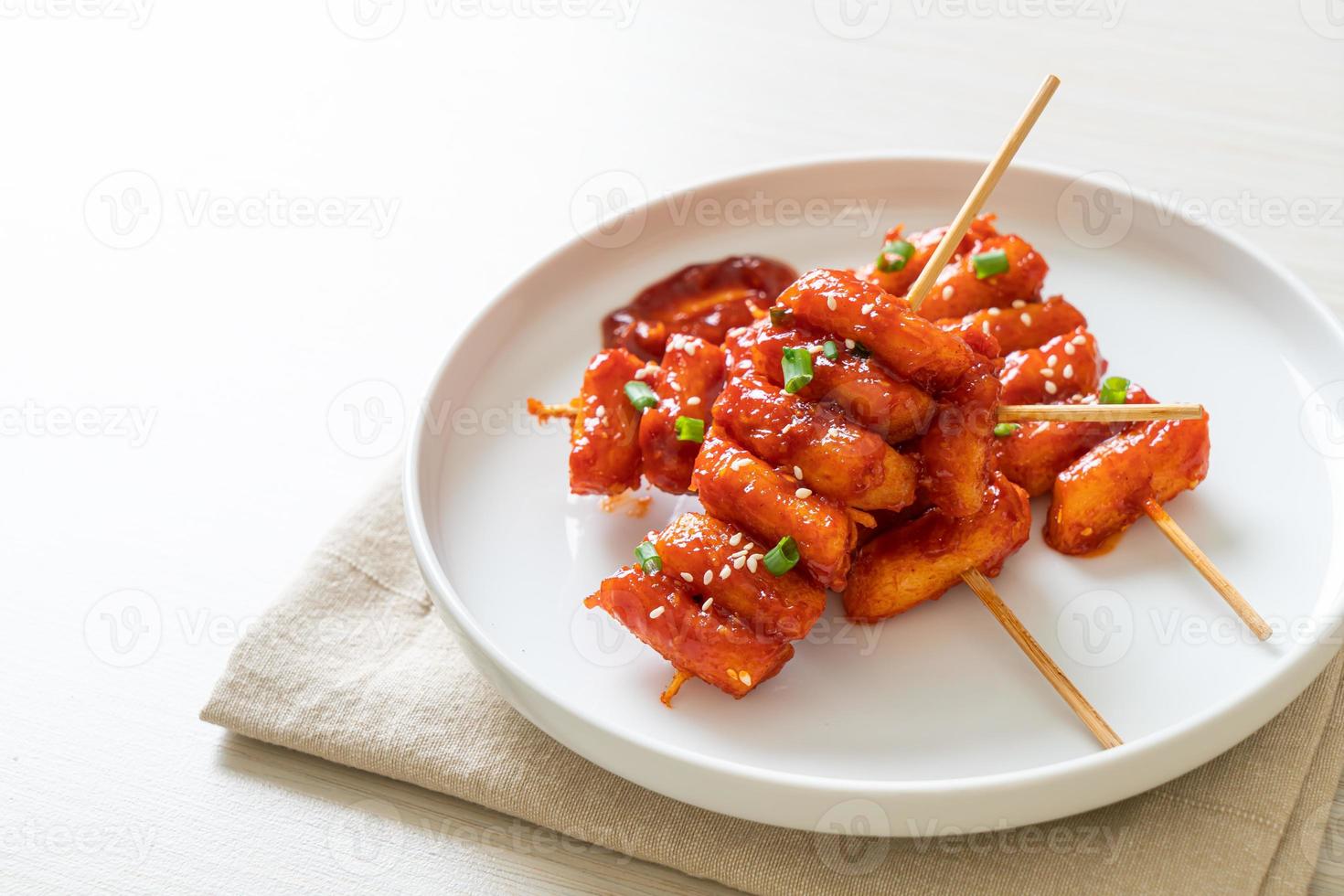 gefrituurde Koreaanse rijstwafel, of tteokbokki, spies met pikante saus - koreaanse voedselstijl foto