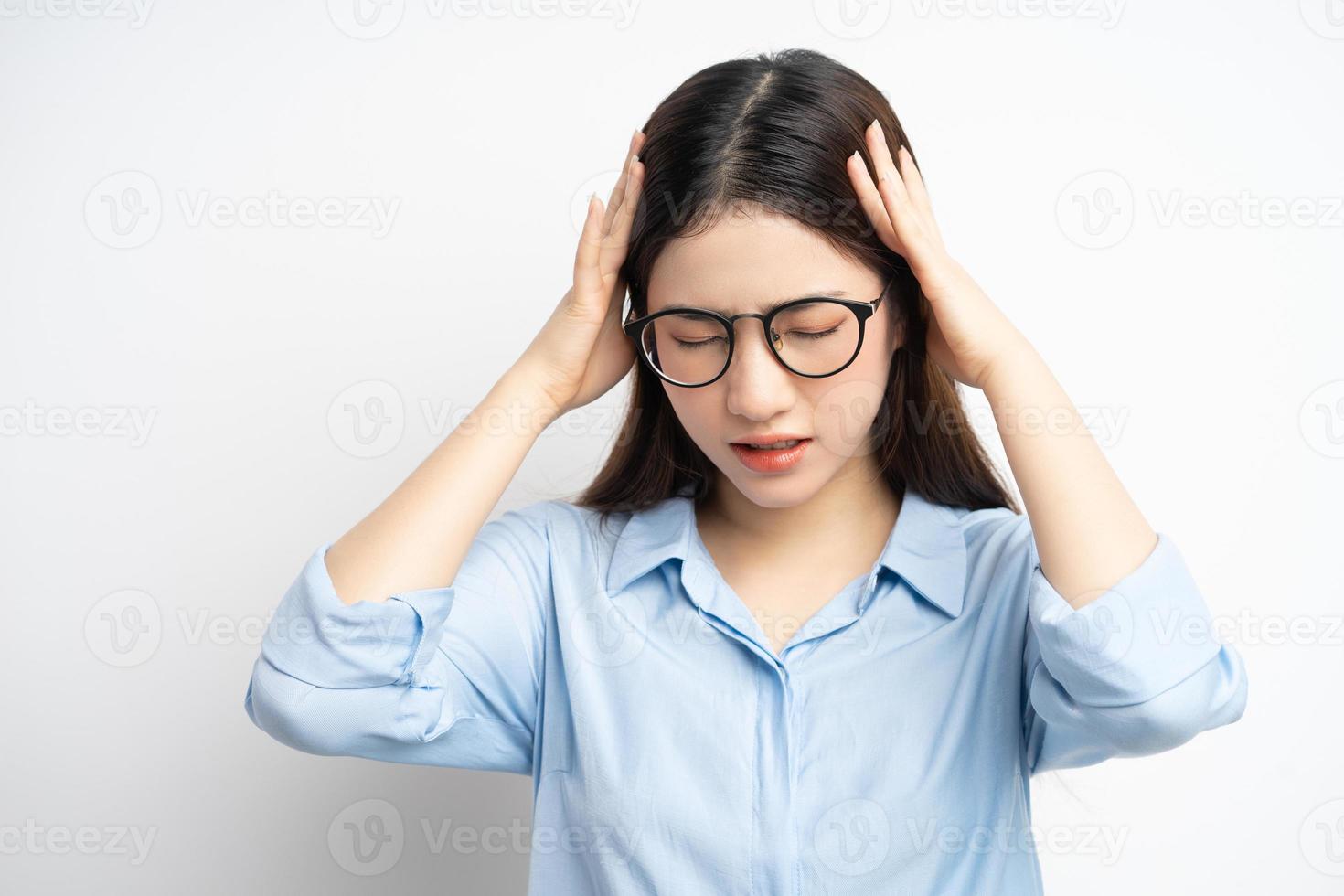 ssische vrouw die haar hoofd vasthoudt vanwege hoofdpijn foto