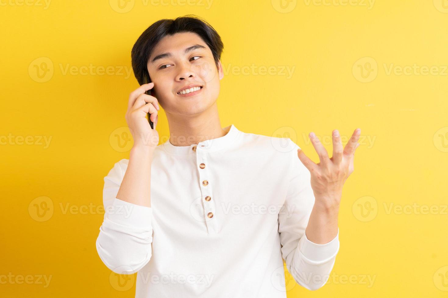 Aziatische man op een gele achtergrond yellow foto