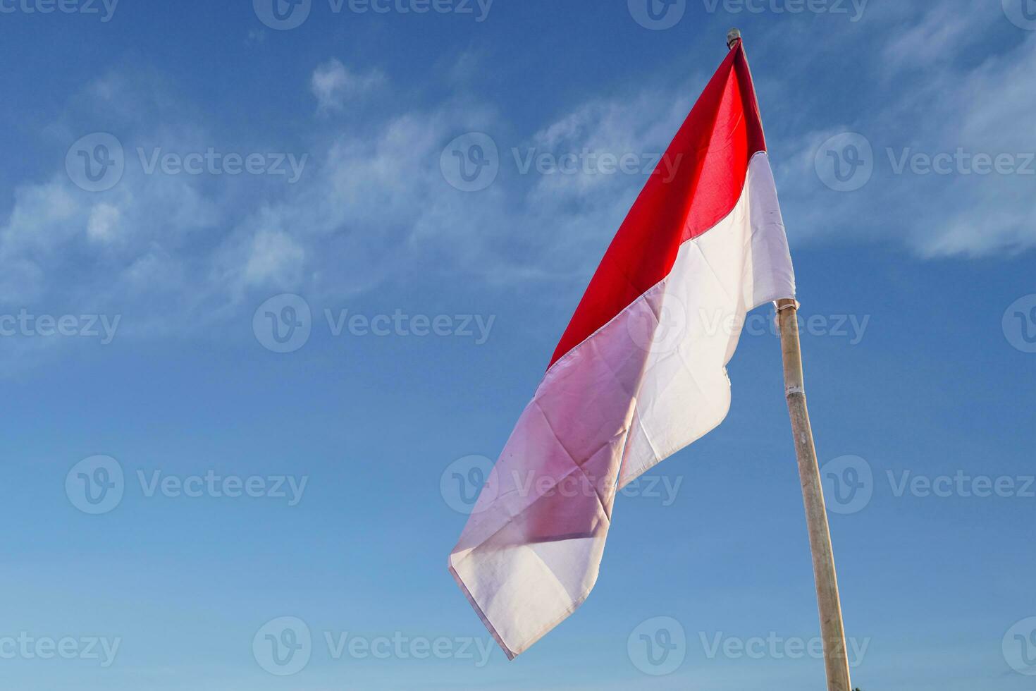 rood wit vlag van Indonesië onafhankelijkheid dag, Aan blauw lucht achtergrond foto