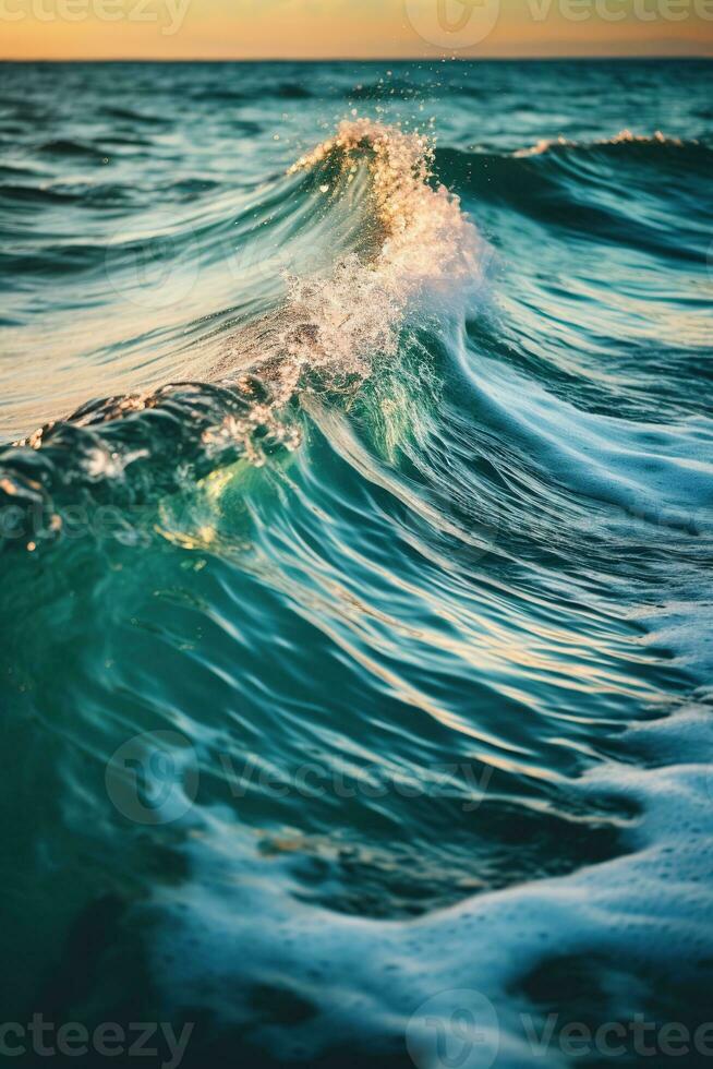 een groot lichaam van water met golven komt eraan in naar kust foto