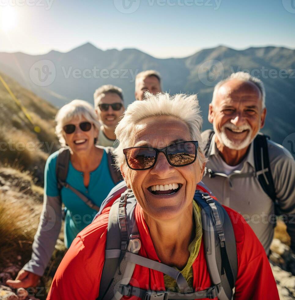een groep van ouder volwassenen wandeltocht door de bergen, modern veroudering voorraad afbeeldingen, fotorealistisch illustratie foto
