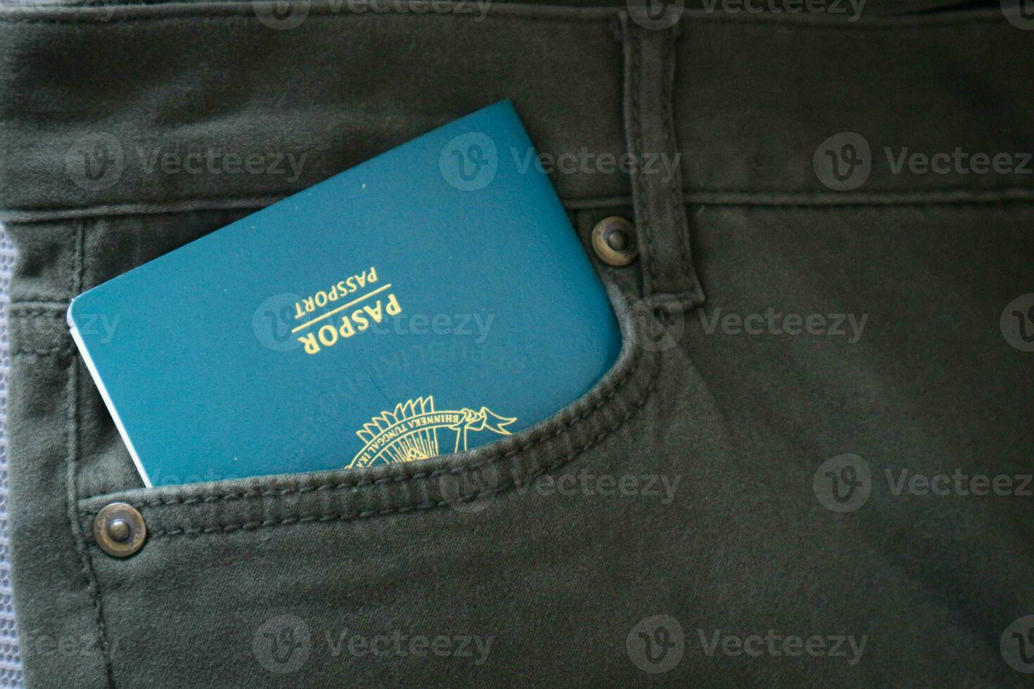 een Indonesisch burgerschap paspoort in een groen denim zak. foto