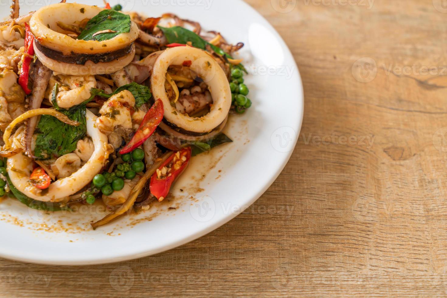 roergebakken heilige basilicum met octopus of inktvis en kruid - Aziatisch eten food foto
