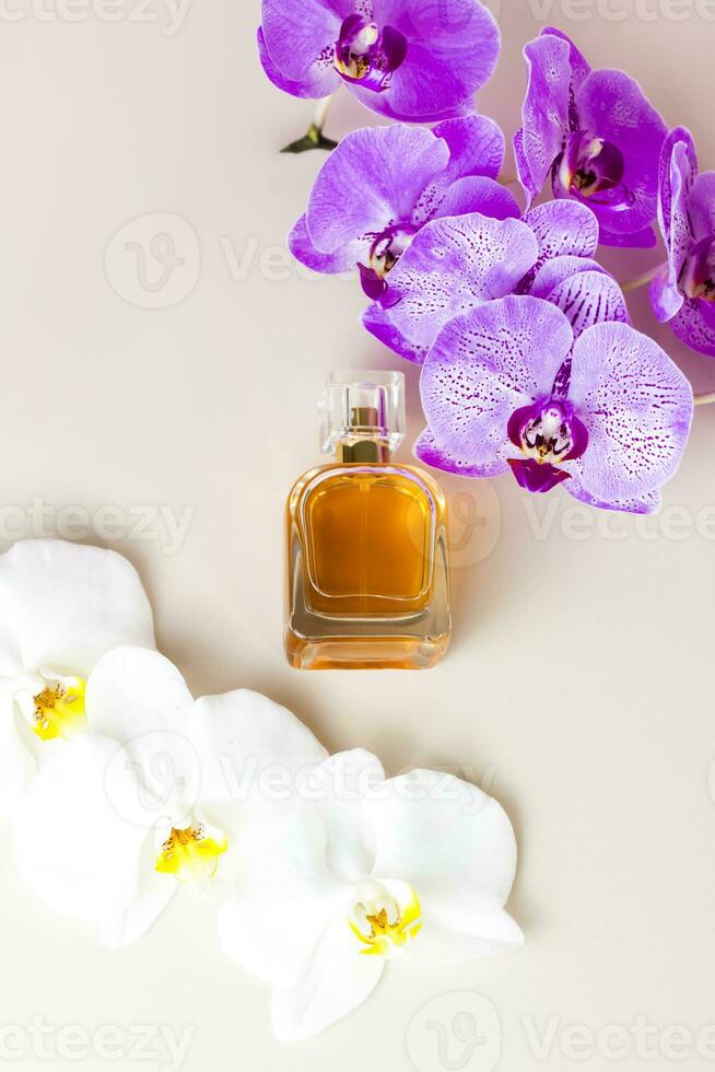 een parfum fles Aan een roze achtergrond in de omgeving van mooi orchidee bloemen. elegant uiterlijk, lay-out, persoonlijkheid. banier, een plaats voor de tekst. foto