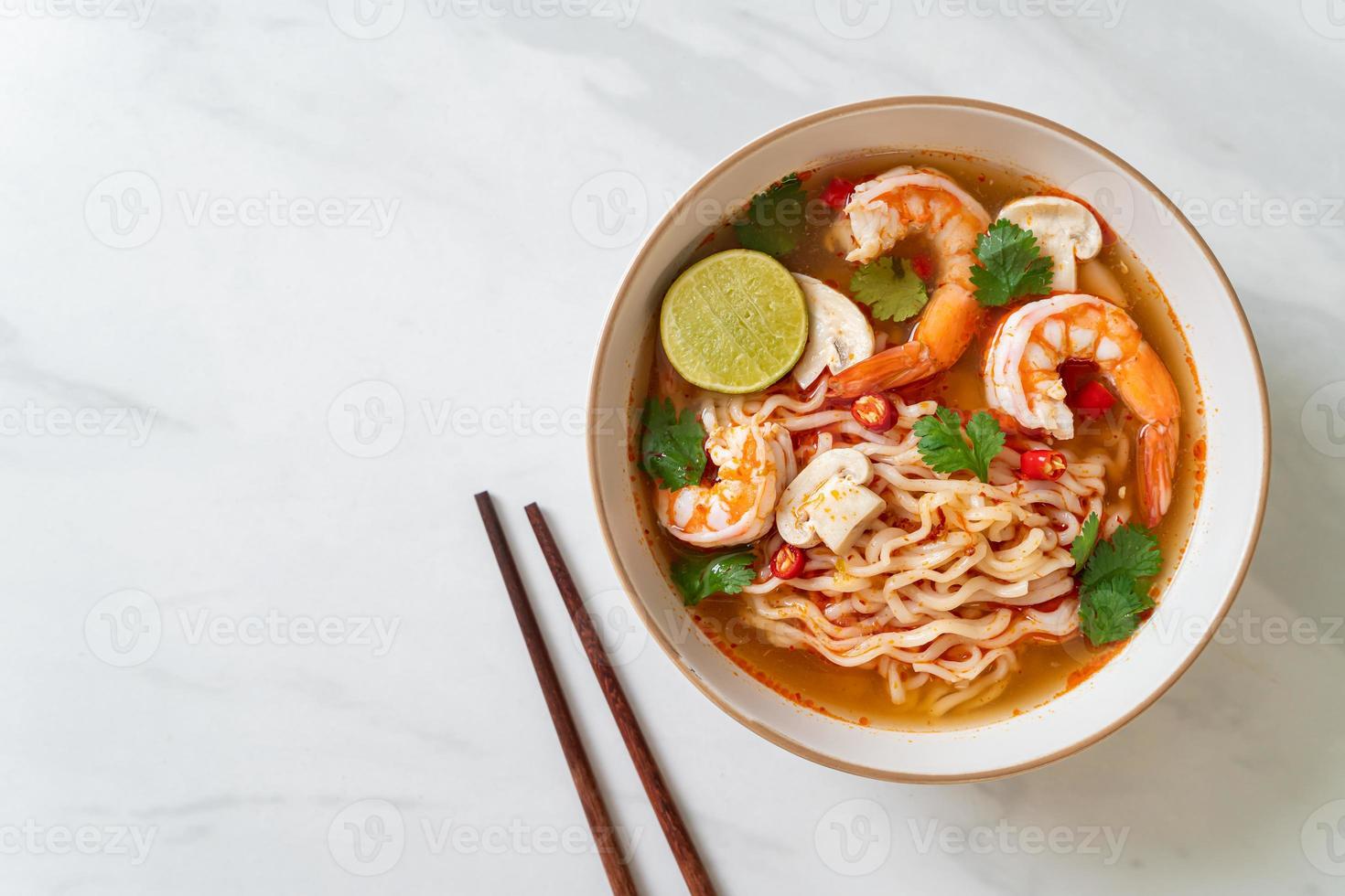 instant noedels ramen in pittige soep met garnalen, of tom yum kung - Aziatisch eten foto